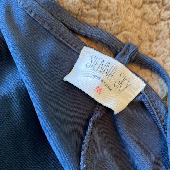 Beautiful tshirt with cute details! - Picture 5 of 5